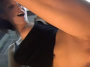 和黑髮洋妞在沐浴間的甜蜜時光