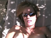 艷婦偷窺鄰居少男幫他解決生理需要