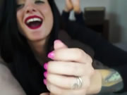 黑髮女士為您提供打手槍服務