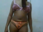 黑妹露出她的屁股