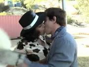 放蕩的牛仔女士在戶外做愛