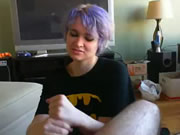 哥德嫩妹讓害羞的男孩用她的喉嚨直到他射精