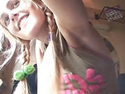 東歐清純小胸少女在電車上大膽露出