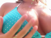 金髮美女脫下泳衣