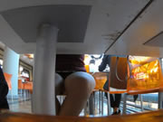 餐座底下女人沒穿內褲