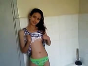 埃及妞在公廁裡湧現她的體態私處