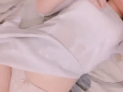 越南可愛女孩用手機自拍美乳