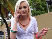 金髮洋妞路邊與陌生富少兜風