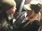 露營帳篷與兩個壯男抽插的金髮妞