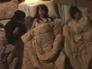 到女友家睡一張床與她的姊妹開車